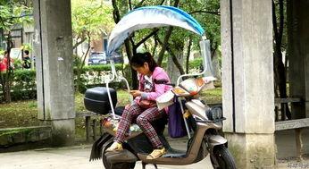 美女坐国产电动车视频,美女试驾，惊艳瞬间尽收眼底